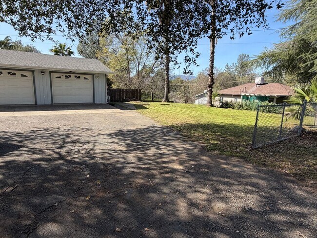 Foto del edificio - 3 bedroom home in Shasta Lake City