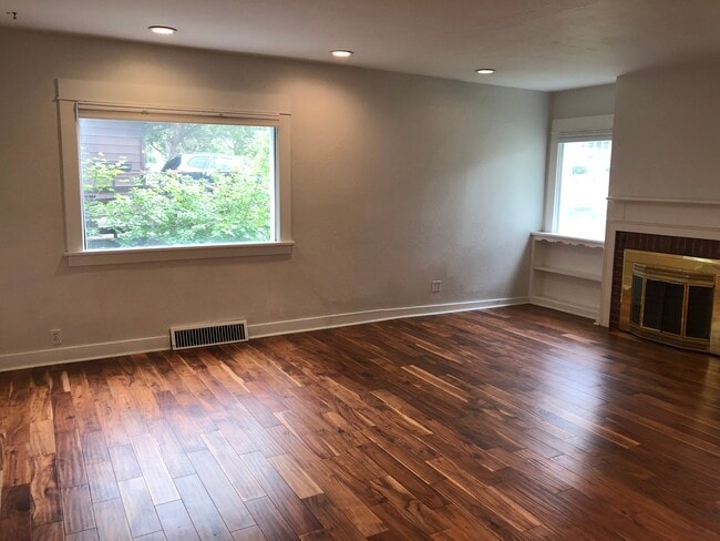 Building Photo - 400 SW State St