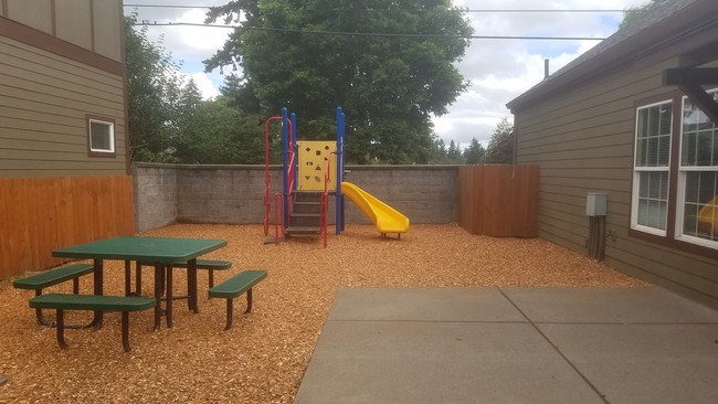 Área de juegos para niños - Springwater Commons
