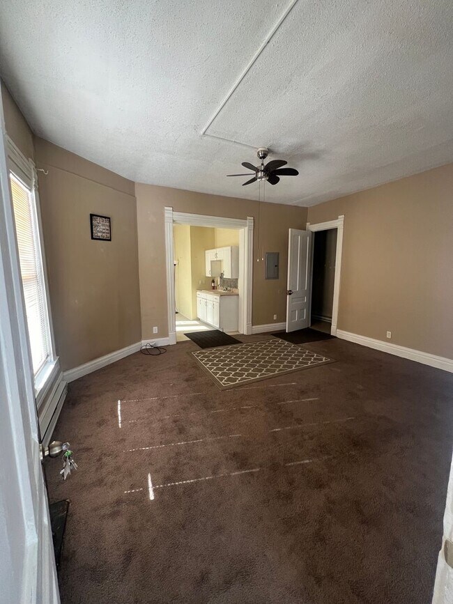 Foto del edificio - 1 bedroom 1 bath apartment close to downtown