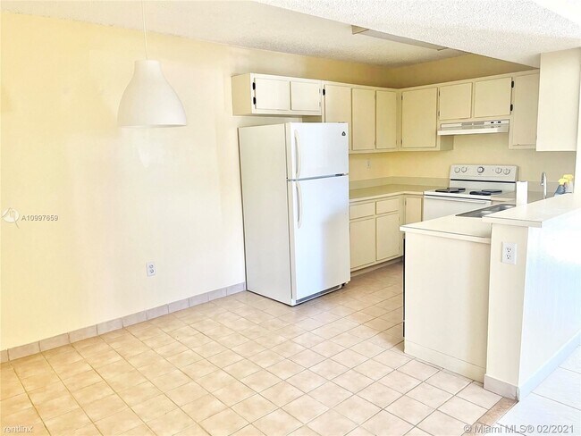 Foto del edificio - 2 br, 2 bath Condo - 9450 Palm Cir S