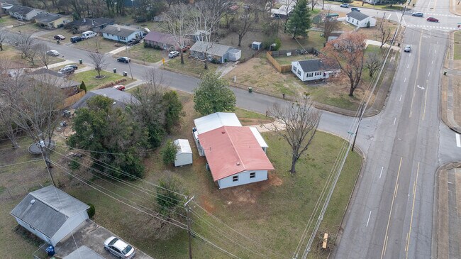 Building Photo - 1701 Wakefield Dr NE