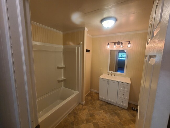 Bathroom - 565 weathersby st