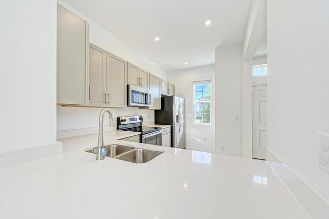 Building Photo - 6354 Fairmont Ln