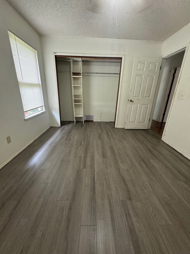 Building Photo - 4906 Vena Ln