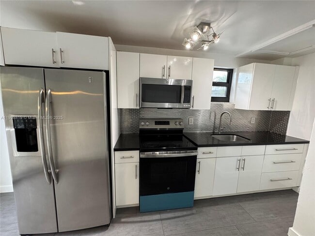 Building Photo - 3011 SW 1st Ave