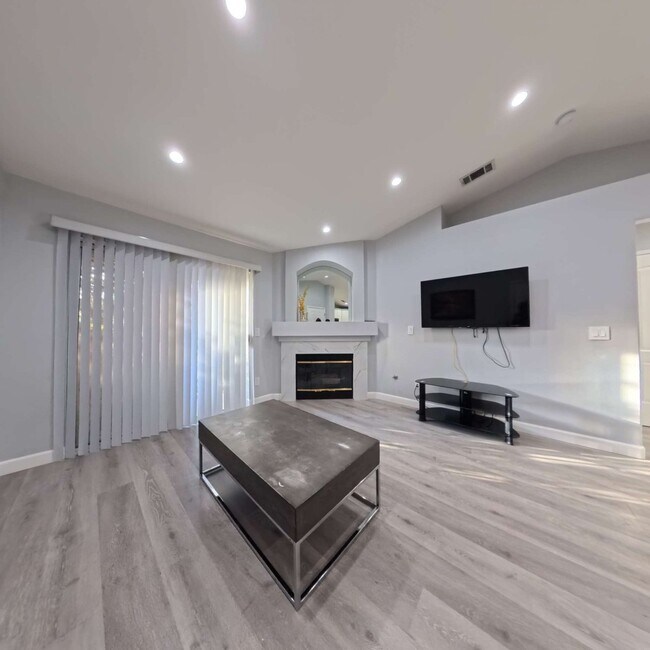 Foto del edificio - Highly Remodeled | 2nd Floor | Vaulted Ceilings