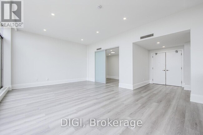 Building Photo - 400-400 Walmer Rd
