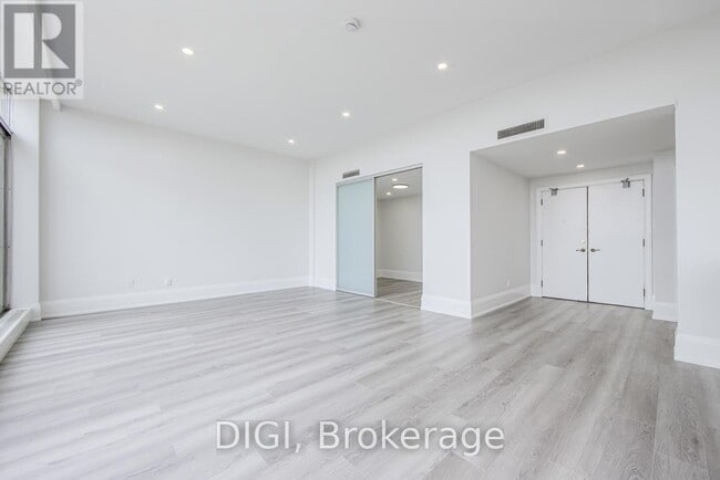 Building Photo - 400 Walmer Rd