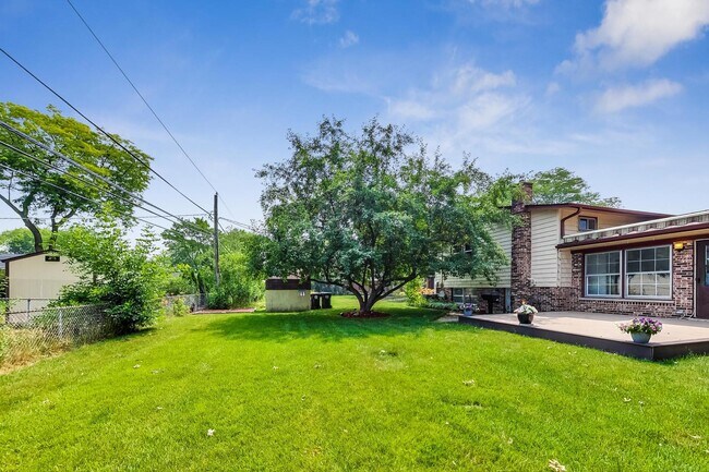 Building Photo - 516 W Brittany Dr