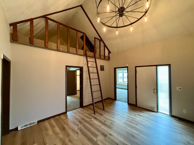 Foto del edificio - 2 Bed 1 Bath with a 2 Room Loft