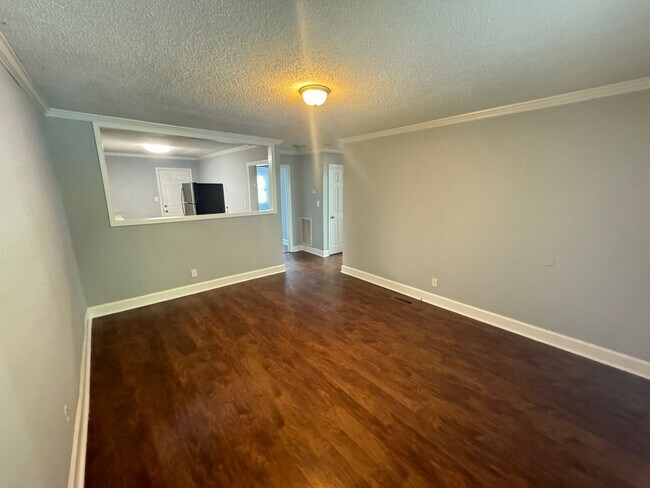 Building Photo - 2Bed/1Ba Duplex close to Downtown Concord ...
