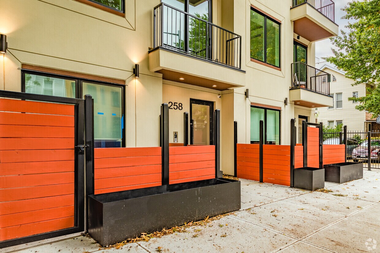 Foto del edificio - 256-258 Winthrop St