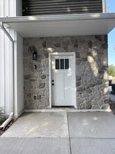 Building Photo - 824 E Sunnyside Rd