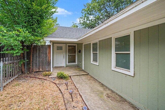 Foto del edificio - Charming 2-bedroom, 1-bath home in a convenient Fort Worth location!