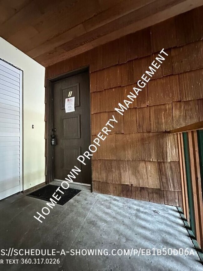 Building Photo - Updated 2 Bedroom Apartment with View of P...