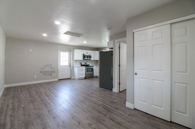 Building Photo - 310 N 12th Ave