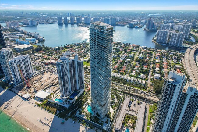 Foto del edificio - 18975 Collins Ave