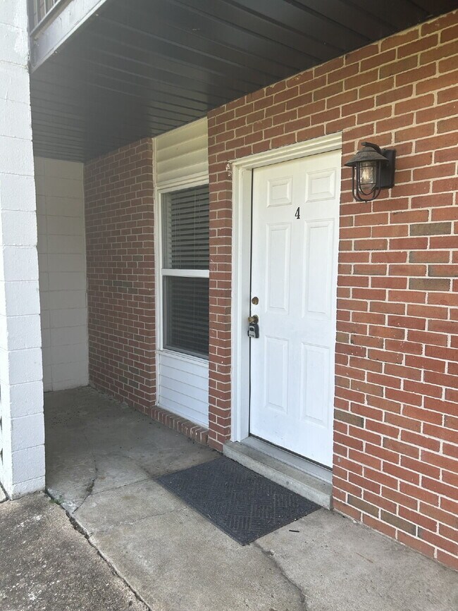 Building Photo - 3000 Carriage Ln