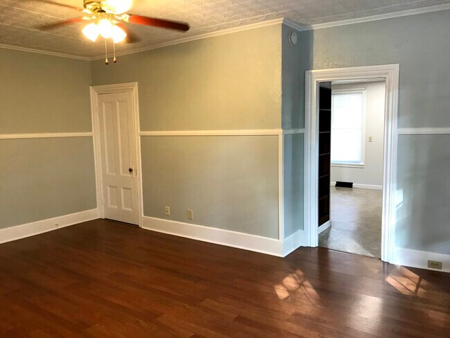Living room looking into kitchen - 51 Stage St