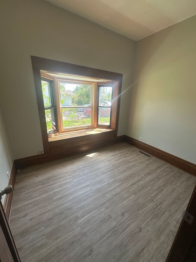 Building Photo - Spacious 3 bedroom unit