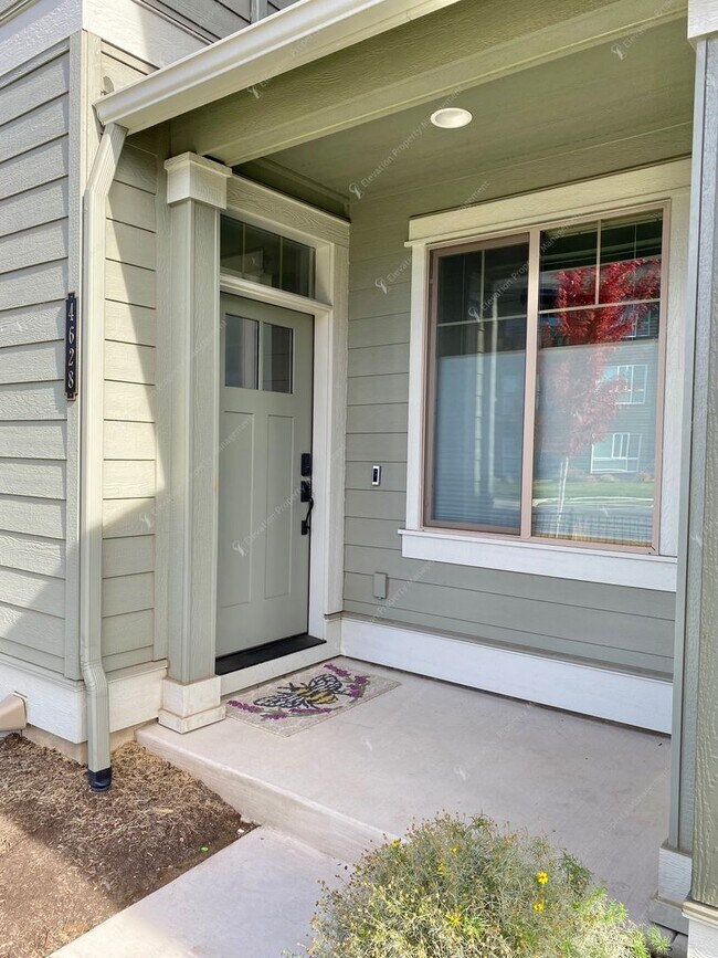 Building Photo - Newer 3BR - 2.5BA Home a Sought-After Redmond Community