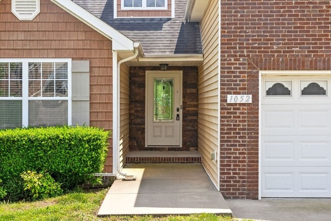 Building Photo - 3 Bedroom 2 Bath Pet Friendly Home For Ren...