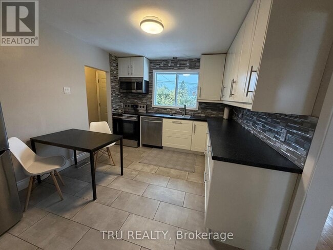 Building Photo - 7 Roundhay Dr