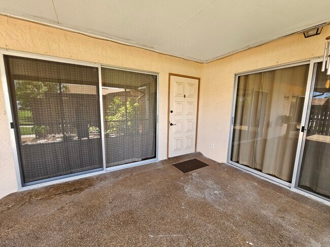Foto del edificio - 15451 Crystal Lake Dr