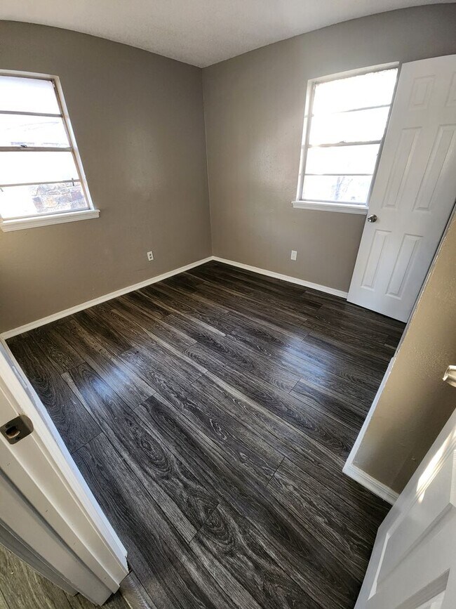 Building Photo - Charming 5 Bedroom House