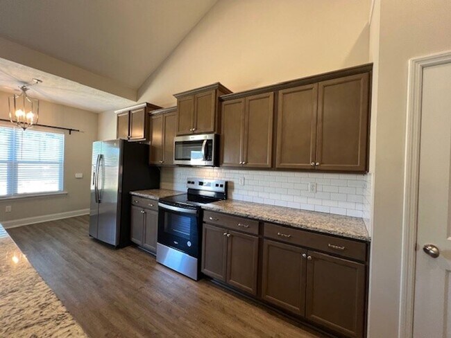 Building Photo - 4 Bedroom, 2 Bath Home in Elias Station