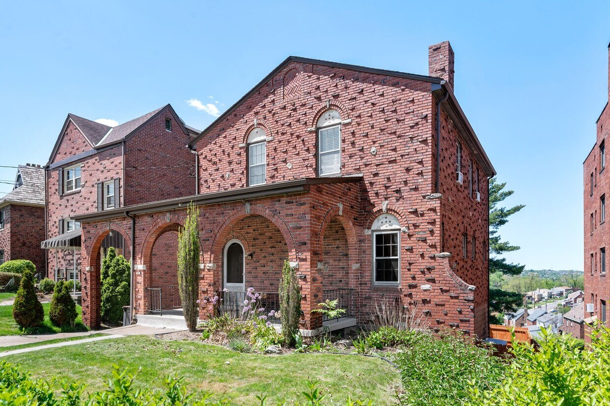 Foto principal - Spacious 4 Bed/2 Bath Home in Brentwood - ...
