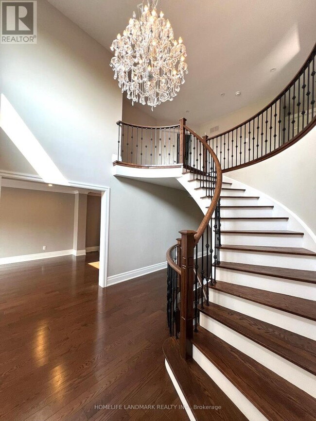 Building Photo - 2998 Kingsway Dr