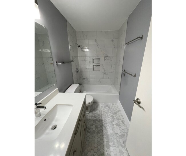 Bathroom - 3930 N Pine Grove Ave