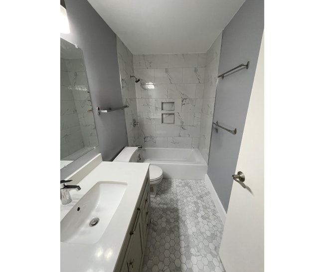 Bathroom - 3930 N Pine Grove Ave