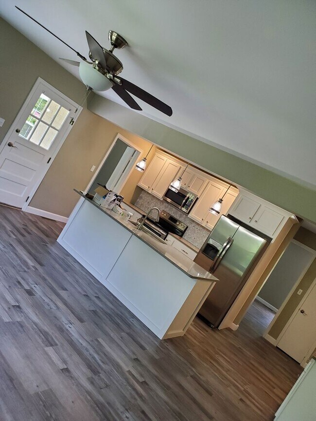 Foto del edificio - 4 Bed 2 bath newly remodeled