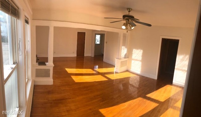 Building Photo - 4 br, 1 bath Apartment - 36 Roberts St