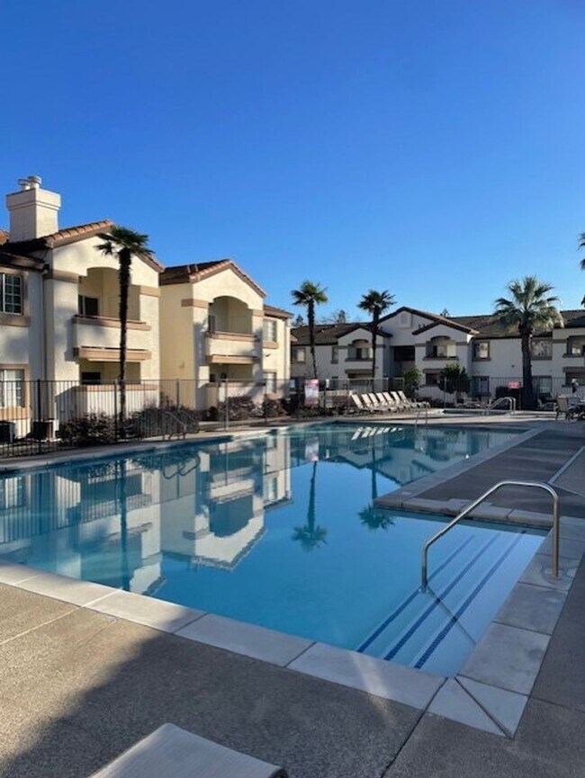 Foto del edificio - Westwood Village Condo