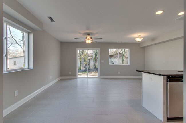 Building Photo - 386 Armstrong St