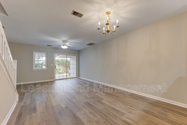 Building Photo - 8080 Shadow Oak Dr