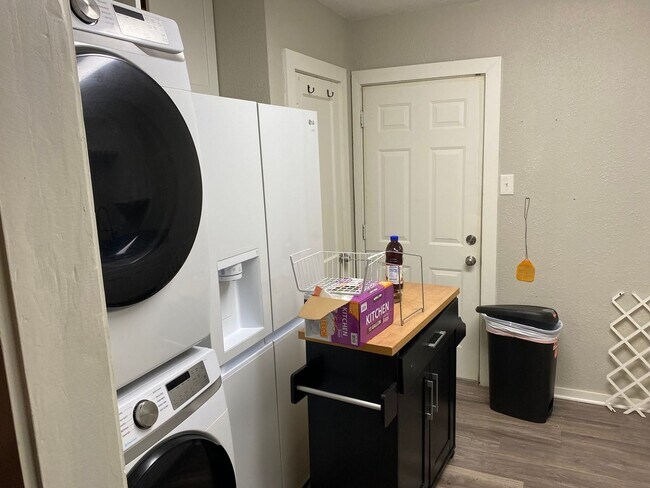 Building Photo - 2 Bedroom Single Family Home in Baytown
