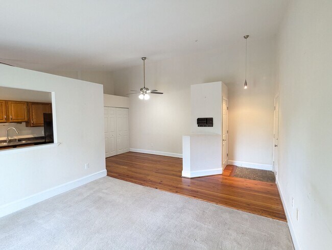 Building Photo - Charming Condo in Jefferson ready for you ...