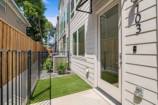 Building Photo - Newer 2 bedroom, office, and fenced yard townhome in Lakewood!