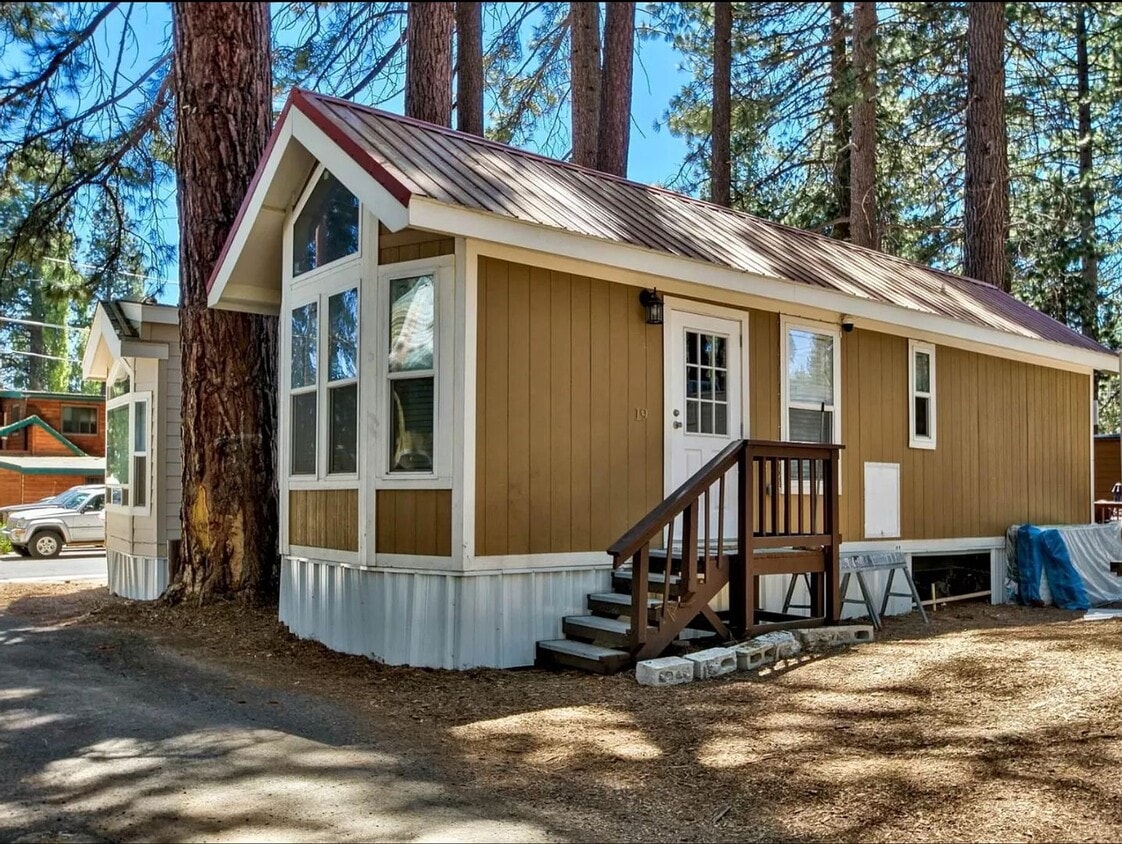 Primary Photo - Tiny home available now in Kings Beach!