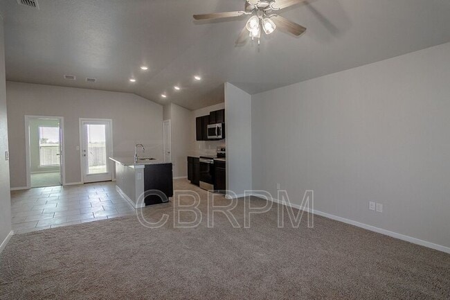 Building Photo - 3017 Valencia Ave
