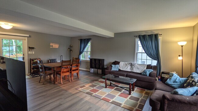 Living Area - 2431 Saratoga Rd