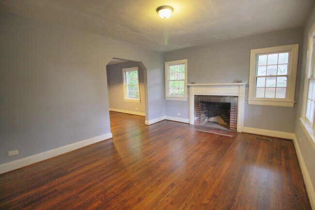 Foto del edificio - Charming 2 Bed 1 Bath Home With Fenced In ...