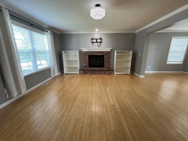 Building Photo - 5 Bed Stunner - East Side Bloomington!