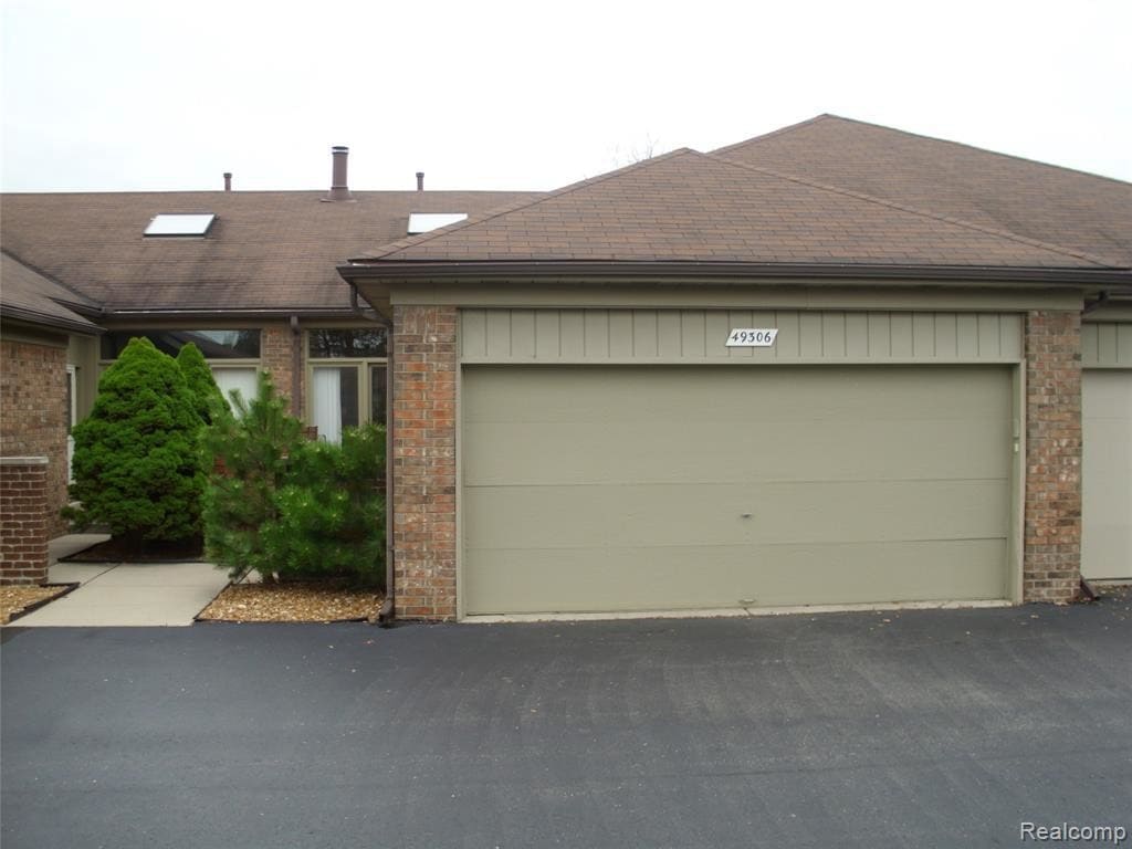 Primary Photo - 49306 Mackinaw Ct