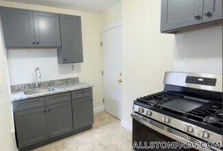 Building Photo - 248 Kelton St